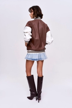 Bir model, Tuba Butik toptan giyim markasının 36388 - Coat - Brown toptan Kaban ürününü sergiliyor.