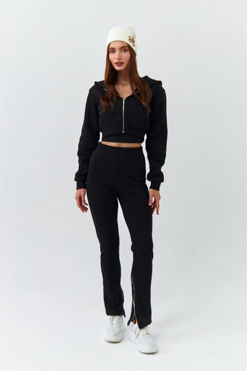 Bir model, Tuba Butik toptan giyim markasının  Eşofman Takımı - Siyah
 toptan Eşofman Takımı ürününü sergiliyor.