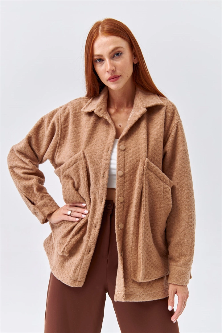 Bir model, Tuba Butik toptan giyim markasının 36198 - Jacket - Mink toptan Ceket ürününü sergiliyor.