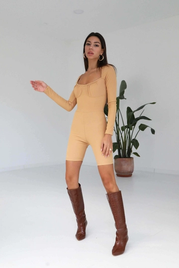 Bir model, Tuba Butik toptan giyim markasının  Bodysuit - Vizon
 toptan Bodysuit ürününü sergiliyor.