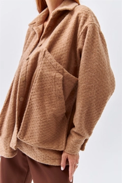 Bir model, Tuba Butik toptan giyim markasının 36198 - Jacket - Mink toptan Ceket ürününü sergiliyor.