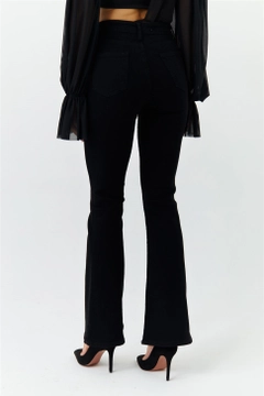 Bir model, Tuba Butik toptan giyim markasının 41146 - Jeans - Black toptan Kot Pantolon ürününü sergiliyor.