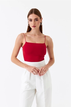 Bir model, Tuba Butik toptan giyim markasının 47416 - Crop Top - Red toptan Crop Top ürününü sergiliyor.