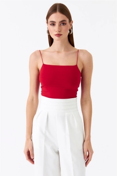 Ένα μοντέλο χονδρικής πώλησης ρούχων φοράει 47416 - Crop Top - Red, τούρκικο Crop top χονδρικής πώλησης από Tuba Butik