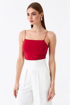 Bir model, Tuba Butik toptan giyim markasının 47416 - Crop Top - Red toptan Crop Top ürününü sergiliyor.