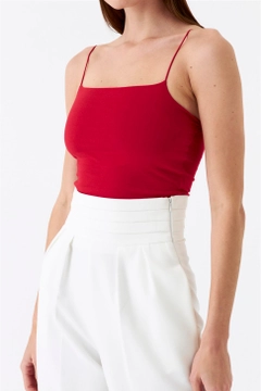 Ένα μοντέλο χονδρικής πώλησης ρούχων φοράει 47416 - Crop Top - Red, τούρκικο Crop top χονδρικής πώλησης από Tuba Butik