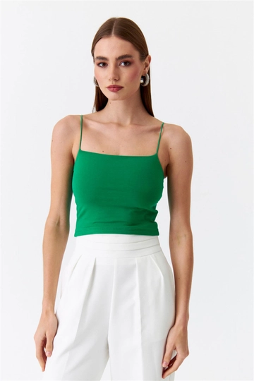 Bir model, Tuba Butik toptan giyim markasının  Crop Top - Yeşil
 toptan Crop Top ürününü sergiliyor.