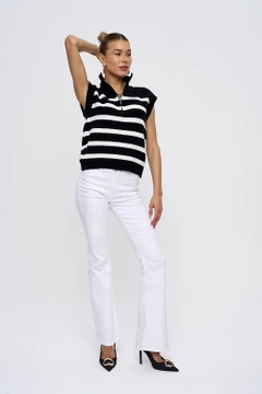 Ein Bekleidungsmodell aus dem Großhandel trägt TBU10021 - Jeans - White, türkischer Großhandel Jeans von Tuba Butik