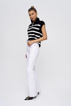 Bir model, Tuba Butik toptan giyim markasının TBU10021 - Jeans - White toptan Kot Pantolon ürününü sergiliyor.
