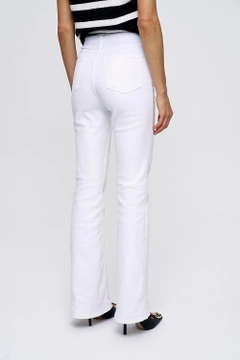 Ein Bekleidungsmodell aus dem Großhandel trägt TBU10021 - Jeans - White, türkischer Großhandel Jeans von Tuba Butik