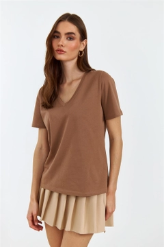 A wholesale clothing model wears TBU10363 - Women's V-Neck Short Sleeve T-Shirt - Brown, Turkish wholesale Tshirt of Tuba Butik
