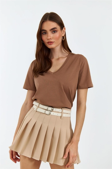 Ein Bekleidungsmodell aus dem Großhandel trägt  Kurzarm-T-Shirt Mit V-Ausschnitt Für Damen – Braun
, türkischer Großhandel T-Shirt von Tuba Butik
