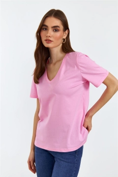 A wholesale clothing model wears TBU10373 - Women's V-Neck Short Sleeve T-Shirt - Pink, Turkish wholesale Tshirt of Tuba Butik
