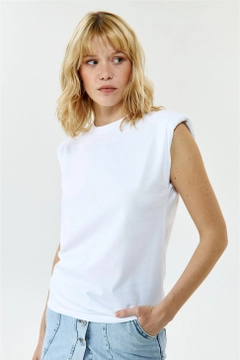 A wholesale clothing model wears TBU10437 - Padded Zero Sleeve Women's T-Shirt - White, Turkish wholesale Tshirt of Tuba Butik