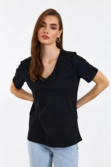 Una modelo de ropa al por mayor lleva  Camiseta de manga corta con cuello en V para mujer - Negro
, Camiseta turco al por mayor de Tuba Butik