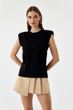 A wholesale clothing model wears TBU10585 - Padded Zero Sleeve Women's T-Shirt - Black, Turkish wholesale Tshirt of Tuba Butik