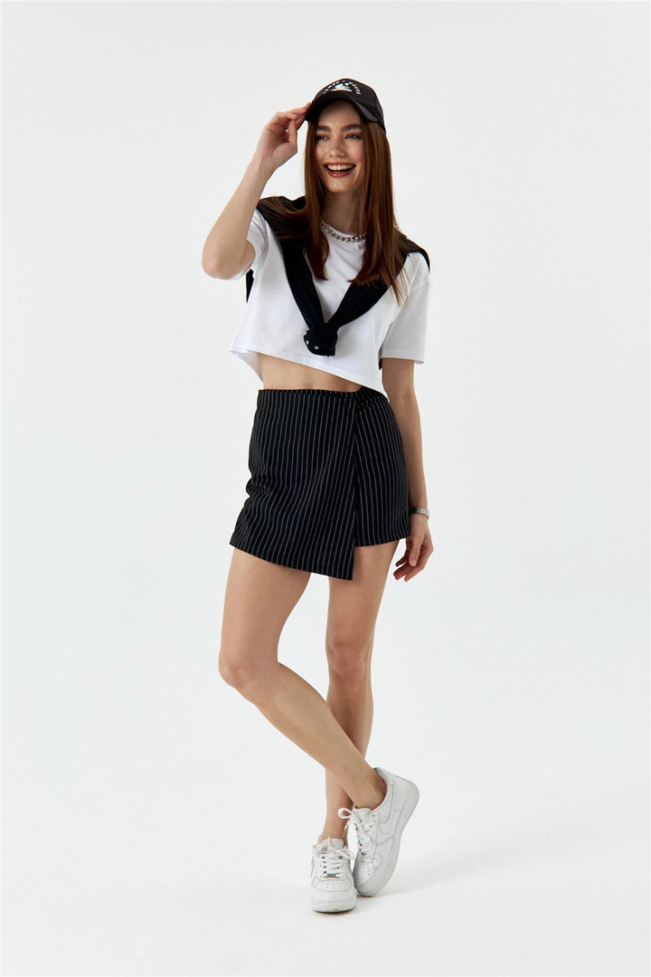 A wholesale clothing model wears TBU10633 - Striped Short Skirt - Black, Turkish wholesale Skirt of Tuba Butik