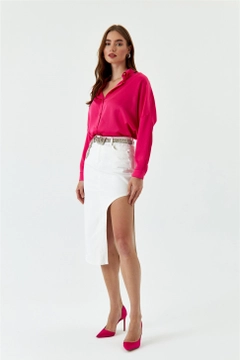 Bir model, Tuba Butik toptan giyim markasının TBU10833 - Asymmetrical Slit Detailed Midi Denim Skirt - Ecru toptan Etek ürününü sergiliyor.