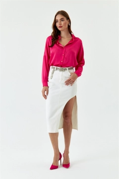 Ένα μοντέλο χονδρικής πώλησης ρούχων φοράει TBU10833 - Asymmetrical Slit Detailed Midi Denim Skirt - Ecru, τούρκικο Φούστα χονδρικής πώλησης από Tuba Butik