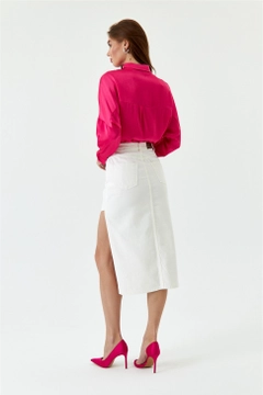 Bir model, Tuba Butik toptan giyim markasının TBU10833 - Asymmetrical Slit Detailed Midi Denim Skirt - Ecru toptan Etek ürününü sergiliyor.