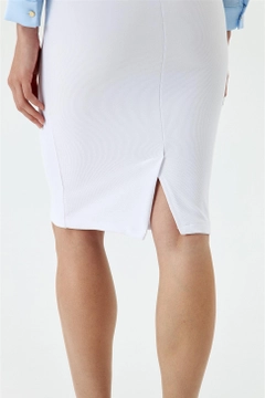 A wholesale clothing model wears TBU10876 - Midi Length Pencil Skirt - White, Turkish wholesale Skirt of Tuba Butik