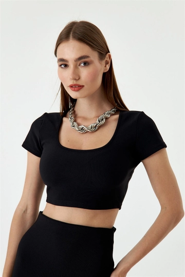 Een kledingmodel uit de groothandel draagt  Geribbelde crop top met korte mouwen - Zwart
, Turkse groothandel Crop-top van Tuba Butik