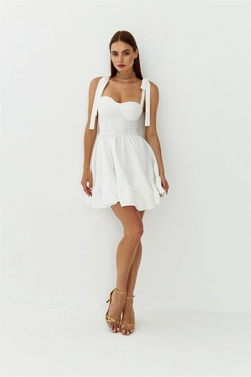 Ein Bekleidungsmodell aus dem Großhandel trägt  Minikleid Mit Geschnürter Brust Und Körbchen – Weiß
, türkischer Großhandel Kleid von Tuba Butik
