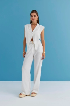 A wholesale clothing model wears TBU11310 - Linen Blend Design Women's Vest - White, Turkish wholesale Vest of Tuba Butik