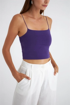 Ένα μοντέλο χονδρικής πώλησης ρούχων φοράει TBU11652 - Rope Strap Crop Top - Purple, τούρκικο Crop top χονδρικής πώλησης από Tuba Butik