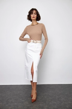 Bir model, Tuba Butik toptan giyim markasının TBU11761 - Slit Detailed Midi Length Denim Skirt - White toptan Etek ürününü sergiliyor.