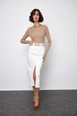 Ένα μοντέλο χονδρικής πώλησης ρούχων φοράει tbu11761-slit-detailed-midi-length-denim-skirt-white, τούρκικο  χονδρικής πώλησης από 