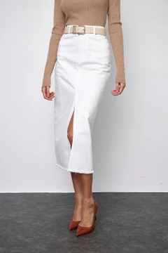 Bir model, Tuba Butik toptan giyim markasının TBU11761 - Slit Detailed Midi Length Denim Skirt - White toptan Etek ürününü sergiliyor.