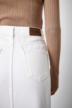 Una modella di abbigliamento all'ingrosso indossa TBU11761 - Slit Detailed Midi Length Denim Skirt - White, vendita all'ingrosso turca di Gonna di Tuba Butik