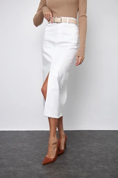 Een kledingmodel uit de groothandel draagt TBU11761 - Slit Detailed Midi Length Denim Skirt - White, Turkse groothandel Rok van Tuba Butik
