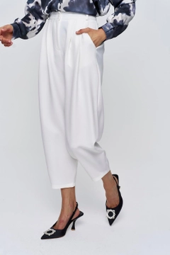 A wholesale clothing model wears tbu11830-pleated-shalwar-women's-trousers-white, Turkish wholesale Pants of Tuba Butik