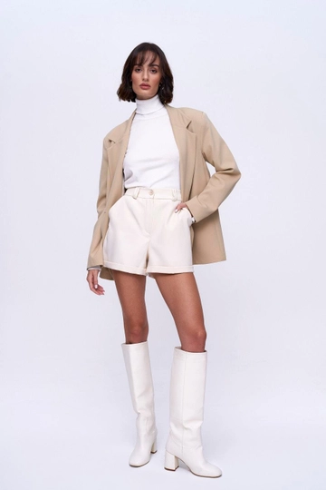 Bir model, Tuba Butik toptan giyim markasının  Yüksek Bel Bermuda Kadın Şort - Ekru
 toptan Şort ürününü sergiliyor.