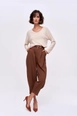 Bir model,  toptan giyim markasının tbu11963-pleated-shalwar-women's-trousers-brown toptan  ürününü sergiliyor.