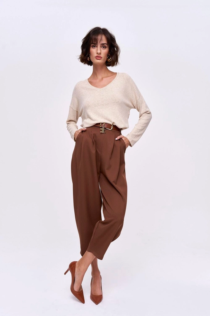 Een kledingmodel uit de groothandel draagt tbu11963-pleated-shalwar-women's-trousers-brown, Turkse groothandel Broek van Tuba Butik