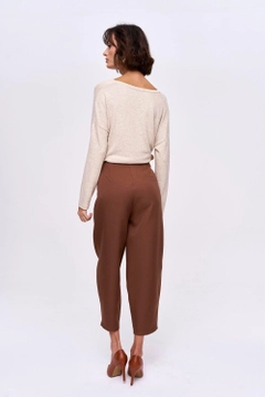 Ένα μοντέλο χονδρικής πώλησης ρούχων φοράει tbu11963-pleated-shalwar-women's-trousers-brown, τούρκικο Παντελόνι χονδρικής πώλησης από Tuba Butik