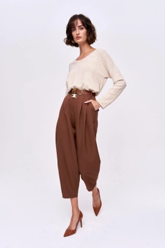 Een kledingmodel uit de groothandel draagt tbu11963-pleated-shalwar-women's-trousers-brown, Turkse groothandel Broek van Tuba Butik