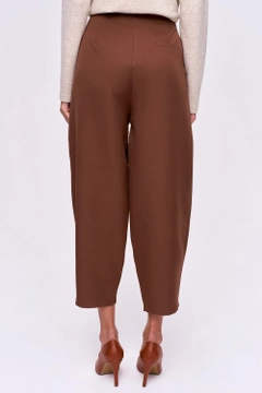 A wholesale clothing model wears tbu11963-pleated-shalwar-women's-trousers-brown, Turkish wholesale Pants of Tuba Butik