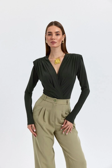 Bir model, Tuba Butik toptan giyim markasının  Kruvaze Yaka Bodysuit - Haki
 toptan Bodysuit ürününü sergiliyor.