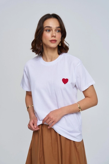 Bir model, Tuba Butik toptan giyim markasının  Bisiklet Yaka Kalp Nakışlı Kadın Tişört - Beyaz
 toptan Tişört ürününü sergiliyor.