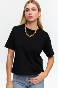 A wholesale clothing model wears tbu12500-crew-neck-basic-short-sleeve-women's-black, Turkish wholesale Tshirt of Tuba Butik