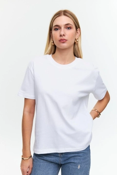 A wholesale clothing model wears tbu12519-crew-neck-basic-soild-texture-women's-white, Turkish wholesale Tshirt of Tuba Butik