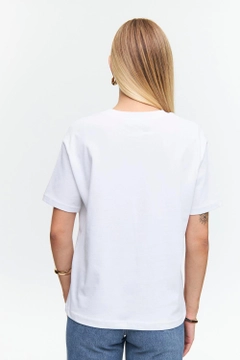 A wholesale clothing model wears tbu12519-crew-neck-basic-soild-texture-women's-white, Turkish wholesale Tshirt of Tuba Butik
