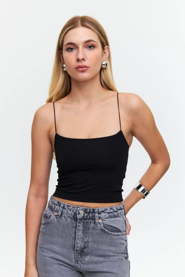 Bir model, Tuba Butik toptan giyim markasının  İp Askılı Crop Top - Siyah
 toptan Crop Top ürününü sergiliyor.