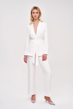 A wholesale clothing model wears tbu12581-belted-blazer-jacket-trousers-women's-suit-white, Turkish wholesale Suit of Tuba Butik