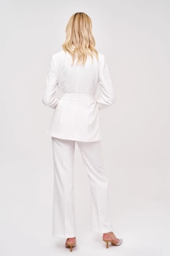 A wholesale clothing model wears tbu12581-belted-blazer-jacket-trousers-women's-suit-white, Turkish wholesale Suit of Tuba Butik