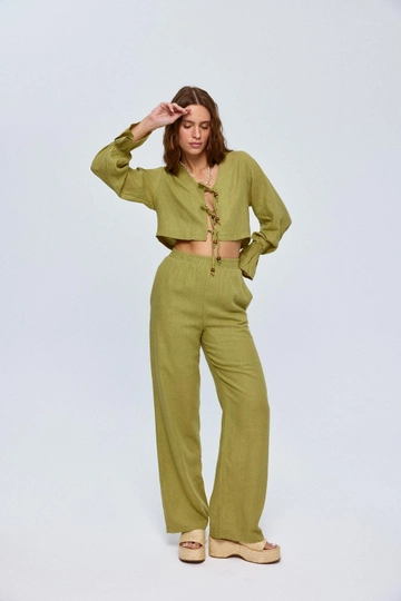 Bir model, Tuba Butik toptan giyim markasının  Bohem Kadın Takım - Yeşil
 toptan Takım ürününü sergiliyor.